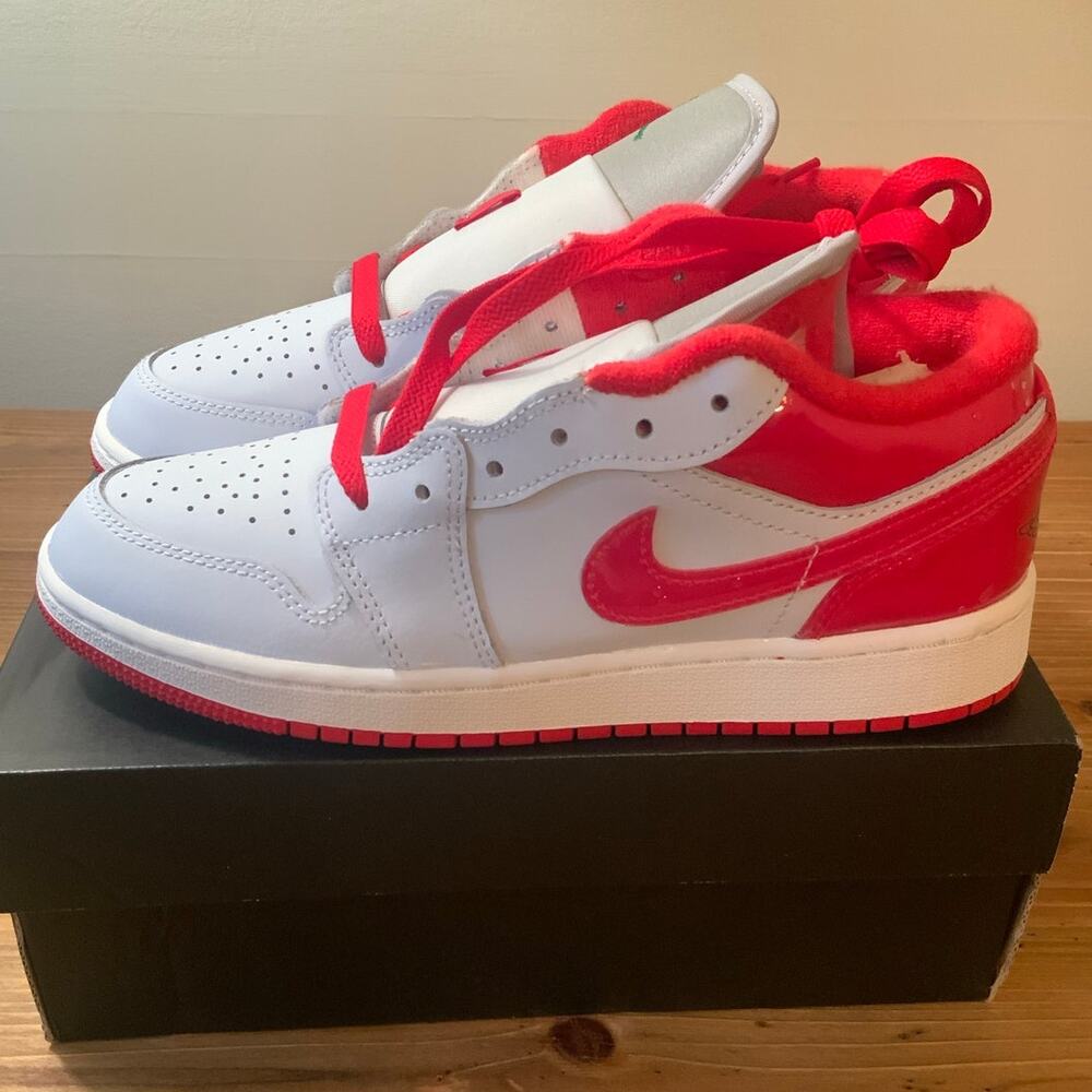 Nike Air Jordan 1 low‎ SE Football Grey/University Red Youth shoes NIB Size 4